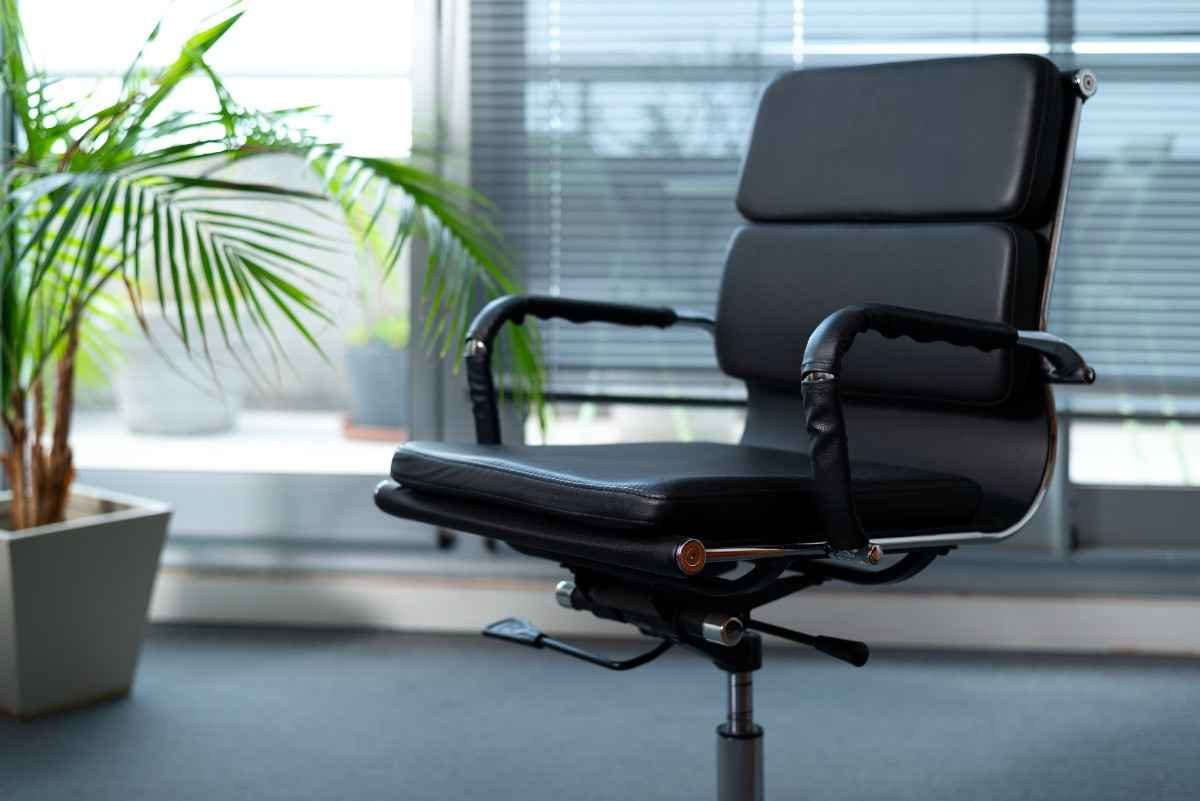 Read more about the article The Ultimate Office Chair Buying Guide (2026): Comfort, Productivity & Health